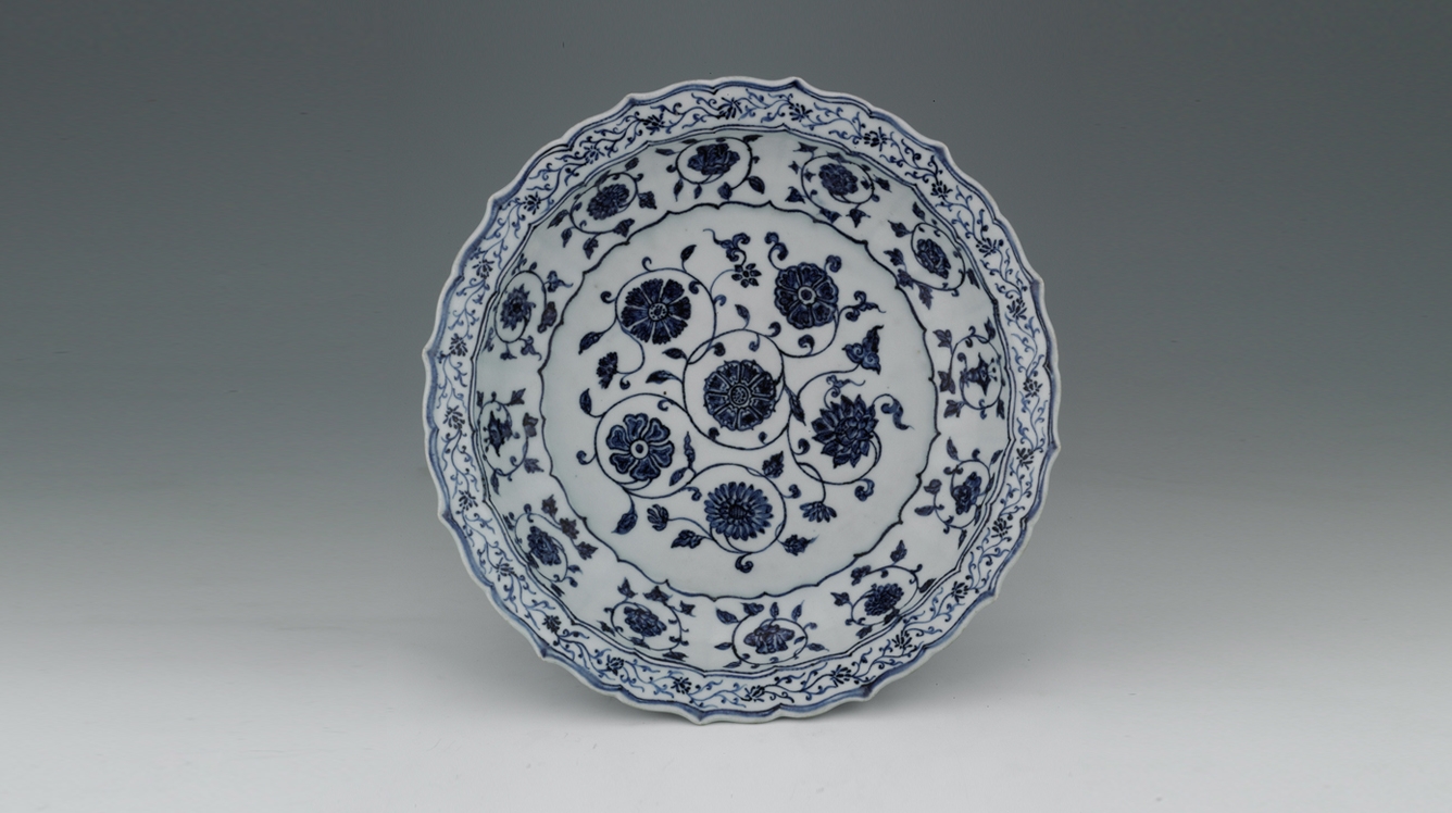 Blue-and-white flower-shaped plate painted with the water caltrop flower pattern